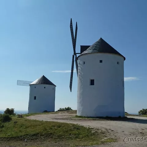 Molinos de viento tradicionales en Puerto Lápice