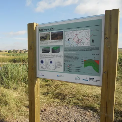 Panel explicativo en el complejo lagunar de Ballesteros
