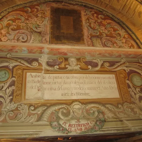 Pared pintada en el camarín de la Ermita de las Virtudes