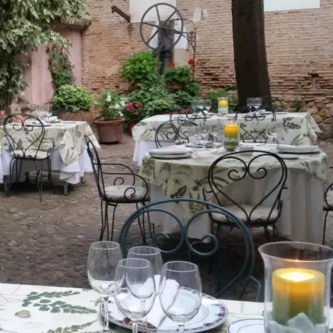 Patio del Restaurante Las Llaves en Marchamalo, Guadalajara