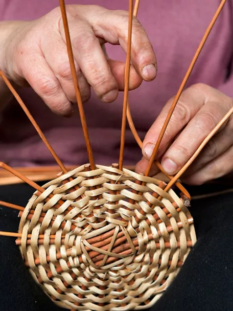 Elaboración artesanal de productos de mimbre en la Alcarria de Cuenca