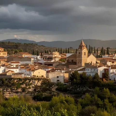 Panorámica del casco urbano con iglesia y cielo nublado