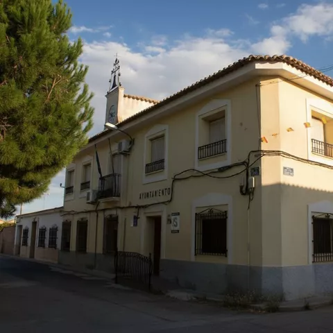 Edificio del ayuntamiento con arquitectura tradicional