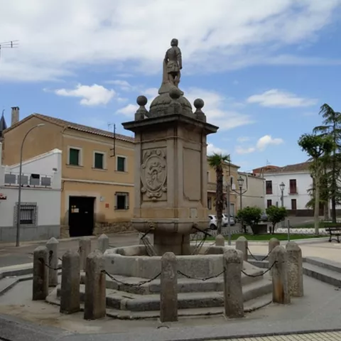 Fuente monumental de piedra en una plaza urbana