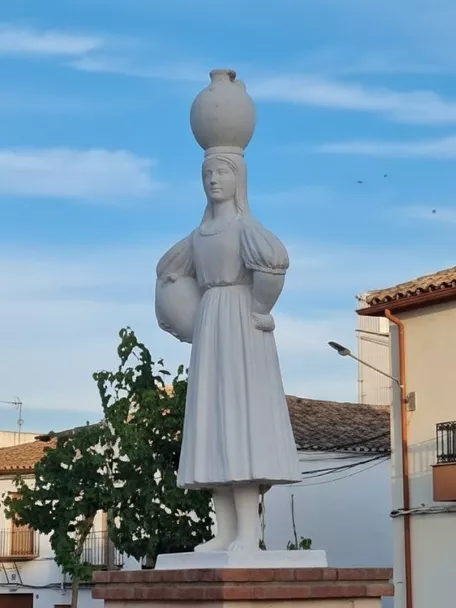 Escultura tradicional en plaza del pueblo
