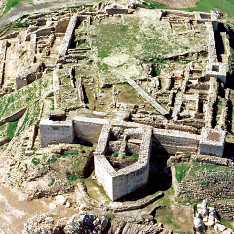 Vista aérea de yacimiento arqueológico con estructuras excavadas