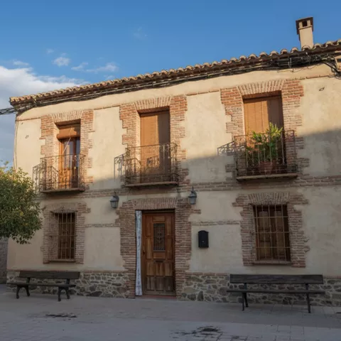Casa tradicional de dos plantas con balcones de forja