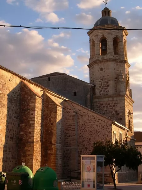 Iglesia con torre campanario al atardecer
