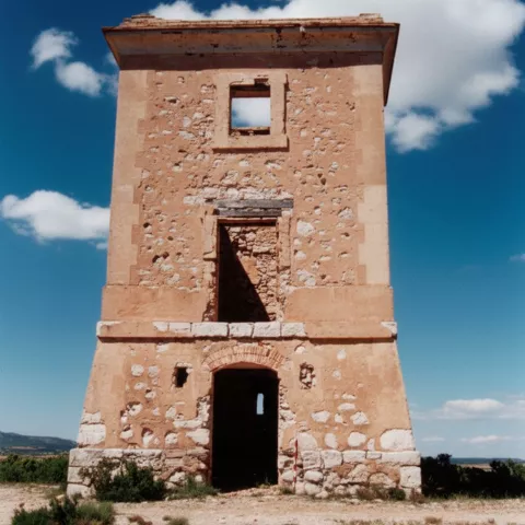 Construcción histórica aislada de piedra en entorno rural
