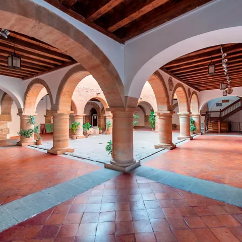 Patio interior con arcos de piedra y columnas