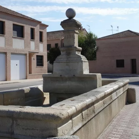 Fuente de piedra en una plaza urbana