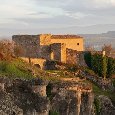 Conjunto amurallado sobre colina rocosa