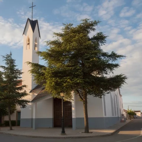 Iglesia blanca con torre y árboles