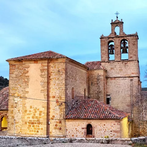 Iglesia de piedra al atardecer