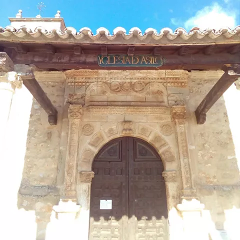 Portada románica con arco decorado