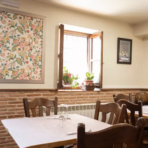 Comedor rústico con mesas de madera