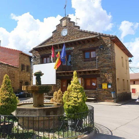 Plaza con fuente y edificio del ayuntamiento