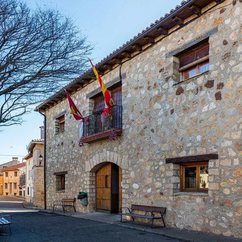 Calle con arquitectura tradicional de piedra