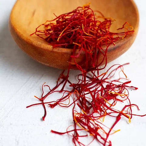 Azafrán seco sobre cuchara de madera