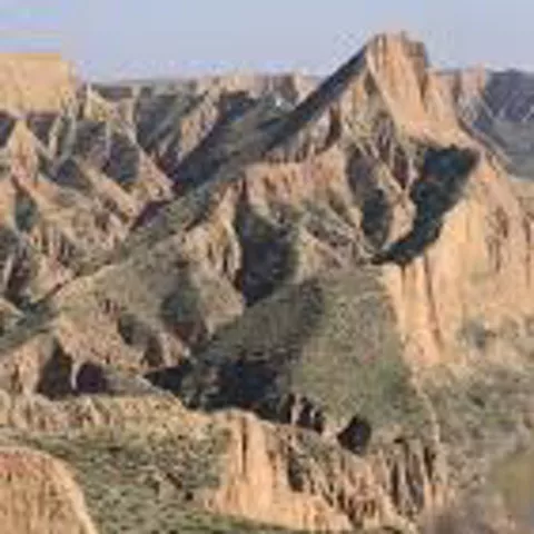 Vista aérea de acantilados abruptos junto a un amplio embalse.