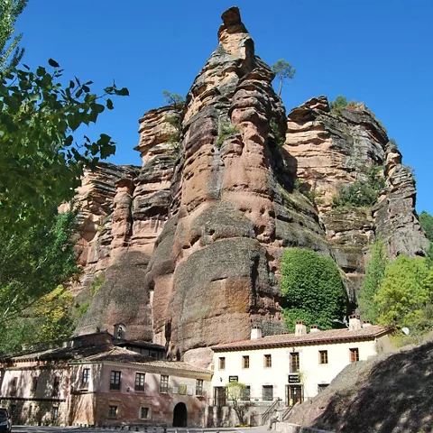 Santuario bajo roca monumental.