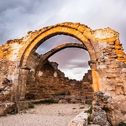 Arcos de iglesia en ruinas.