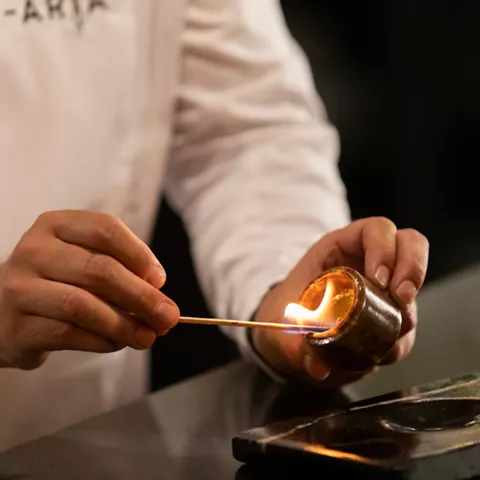 Encendido de pequeño recipiente sobre soporte negro