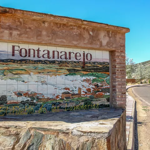 Panel cerámico con ilustración del entorno rural junto a la carretera