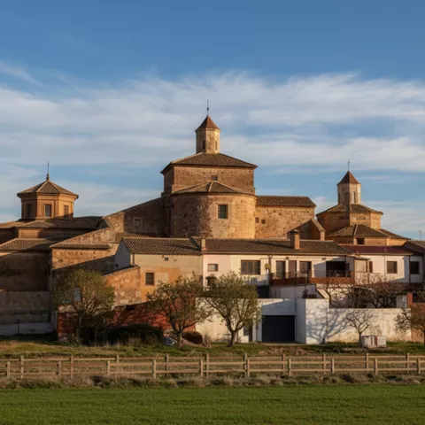 Conjunto monumental con torres y tejados.