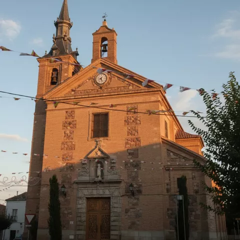 Pequeña iglesia de piedra con pórtico y espadaña