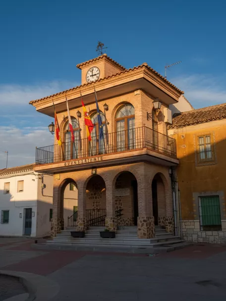 Edificio consistorial con soportales y balcones