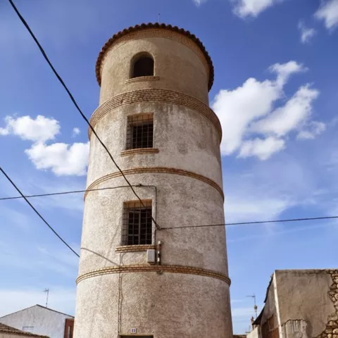 Torre cilíndrica de mampostería con pequeñas ventanas