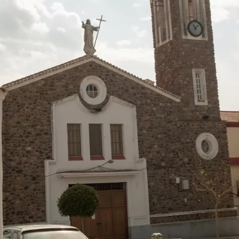 Iglesia de piedra con torre y reloj