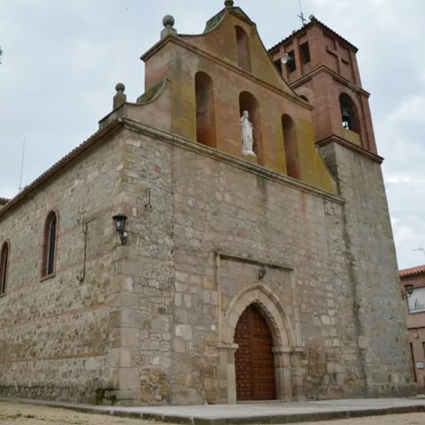 Iglesia de piedra con portada y torre campanario
