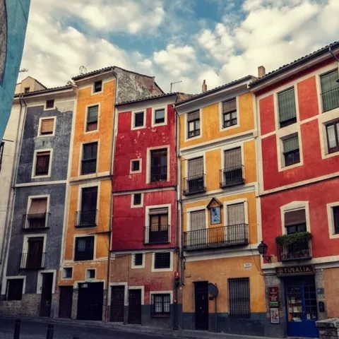 Conjunto de viviendas tradicionales en ladera