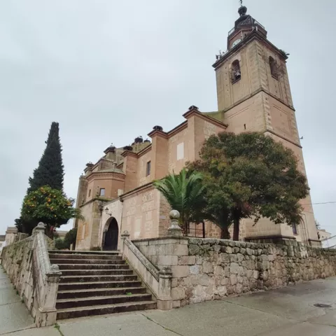 Iglesia de piedra con torre y escalinata