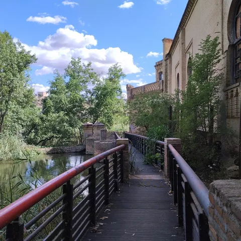 Pasarela junto al río