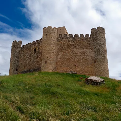 Castillo medieval en lo alto del cerro.