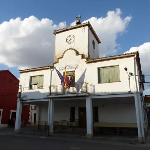 Fachada de edificio municipal con reloj y soportales