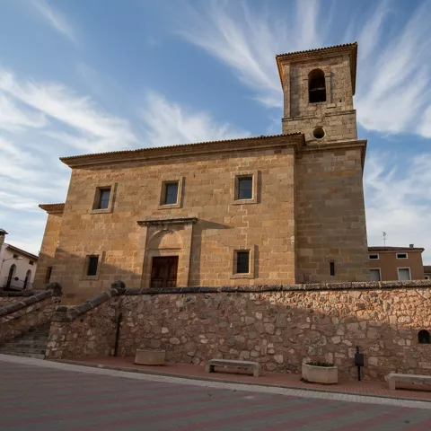 Fachada de iglesia de piedra con cielo abierto