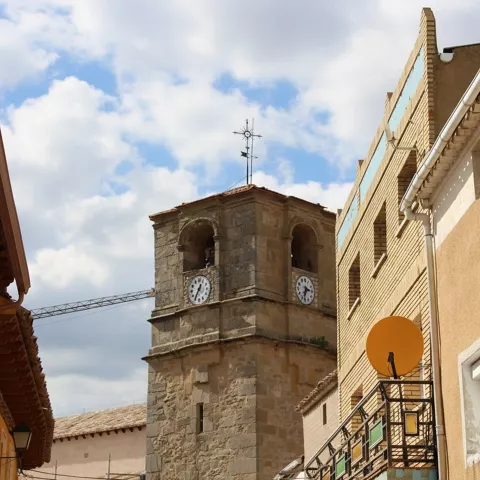 Torre de la iglesia entre las calles del pueblo.
