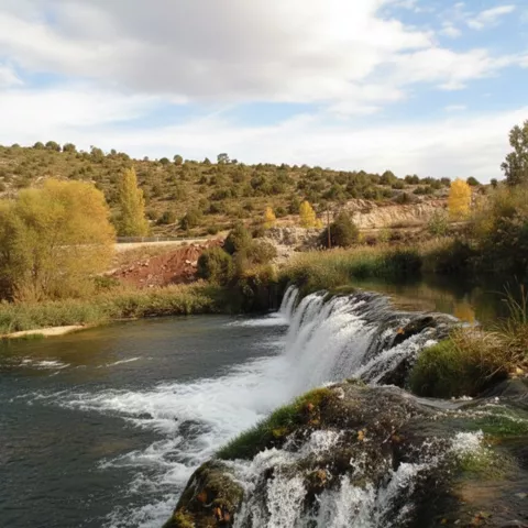 Pequeño salto de agua en entorno natural.
