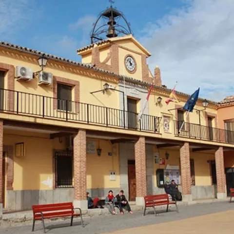 Edificio municipal con soportales y reloj