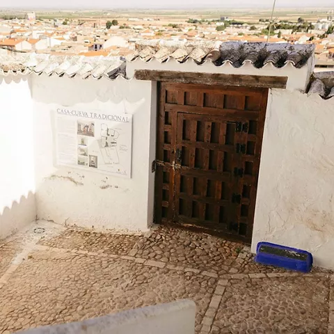 Acceso exterior a vivienda excavada con puerta de madera