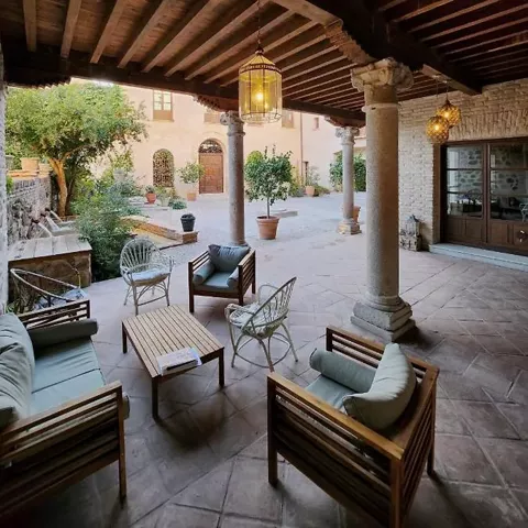 Porche cubierto con sillones y vistas al patio