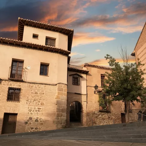 Conjunto de casas tradicionales de ladrillo y piedra al atardecer.