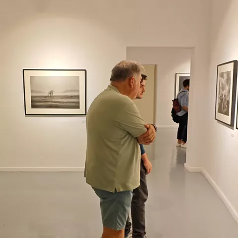 Sala expositiva con fotografías en blanco y negro.