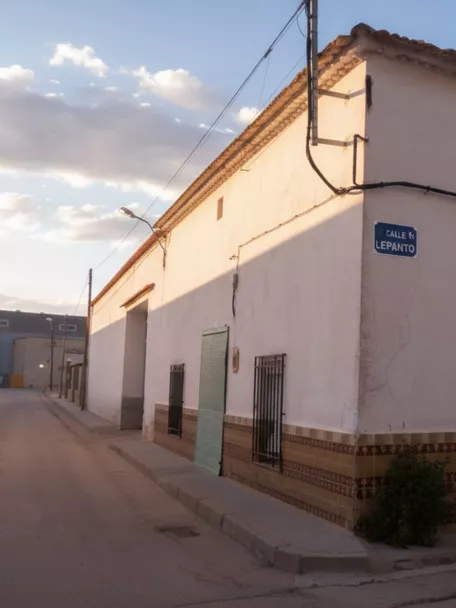 Calle tranquila con arquitectura popular y luz de tarde.