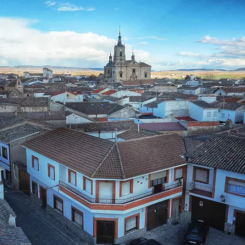 Vista aérea de pueblo con tejados y gran iglesia central
