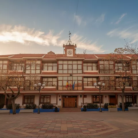 Fachada del Ayuntamiento de Castellar de Santiago en la plaza principal con reloj y balcones institucionales.